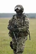 Боец бригады с автоматом wz. 1996 Beryl