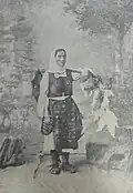 Сербский женский костюм из неизвестной области, фотография из журнала «Bosna», 1910 г.