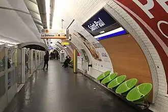 Автоматические платформенные ворота на платформе станции