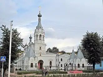 Свято-Георгиевский храм в Бобруйске с основными элементами «муравьёвок»: луковичными куполами (символ русской культовой архитектуры) и высокой шатровой крышей