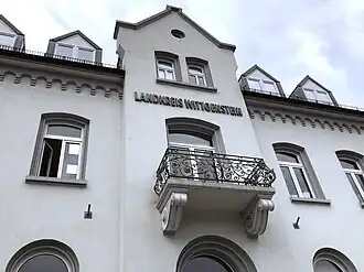 Название района, сохранившееся на здании городской администрации Бад-Берлебурга