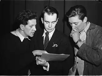 Роже Гаран, Жак Эбер (в центре) и Рене Карон — организаторы сценического ревю в Монреальском университете, 1946 год