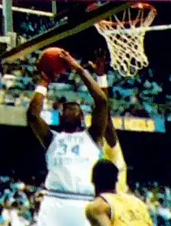 Рид бросает по кольцу в игре за «Тар Хилз»