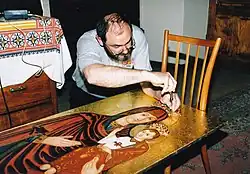 Станислав Вольский монтирует короны на Теребовлянской иконе