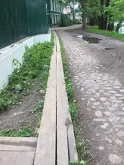 булыжное мощение улицы и деревянный тротуар