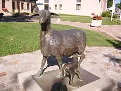 Статуя овцы с ягнёнком (Овца&nbsp;— символ города)