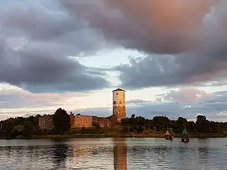 Вид замка с северного берега протоки