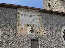 Солнечные часы на стене церкви Сен-Мари