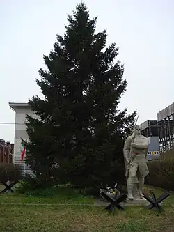 Архитектурно-скульптурная композиция в центральном сквере завода подъемно-транспортного оборудования им. С. М. Кирова, посвященная рабочим завода, погибшим в годы Великой Отечественной войны