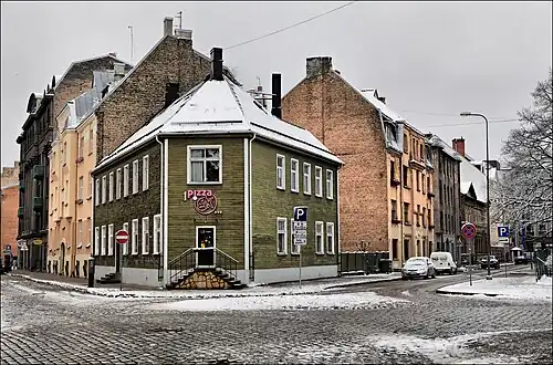 Дом № 11 (угол ул. Дзирнаву)