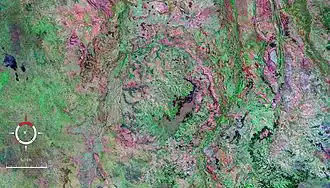 Изображение кратера Странгвэйс (круглая структура в центре) в неестественных цветах (NASA World Wind)