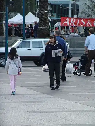 Женщина продающая газету в Сан-Франциско.