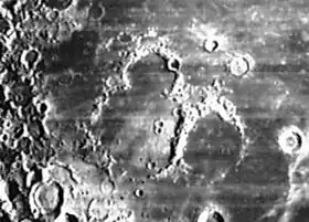 Снимок зонда Lunar Orbiter - IV. Кратер Струве в центре снимка, над ним кратер Расселл, правее – кратер Эддингтон.