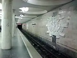Вид на барельефы станции Студенческая. Стены станции со стороны туннеля с каждой стороны украшены четырьмя барельефами.
