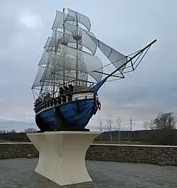 Памятный знак у устья реки Ивница в виде парусно-гребного корабля, оснащённого пушками