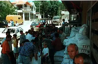 Раздача гуманитарной помощи в Северном Косово