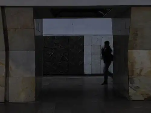 Проход из центрального зала на посадочную платформу