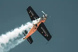 Фотография самолета Су-31, пилотируемого Рамоном Алонсо, во время выполнения фигур высшего пилотажа на авиашоу, организованном Фондом инфанта Орлеанского (FIO) на аэродроме Куатро Виентос в Мадриде.