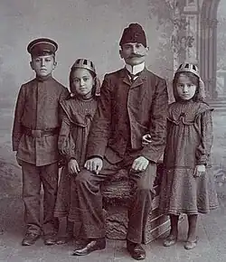 С двоюродными братом и сёстрами. Баку, 1902 год