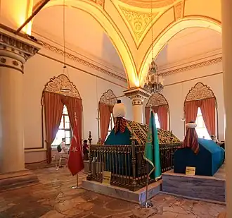 Могила Нилюфер Хатун в тюрбе султана Орхана Гази в Бурсе