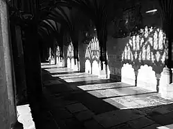 Девиз ордена подвязки «Honi soit qui mal y pense» («Пусть стыдится подумавший плохо об этом») на стене клуатра