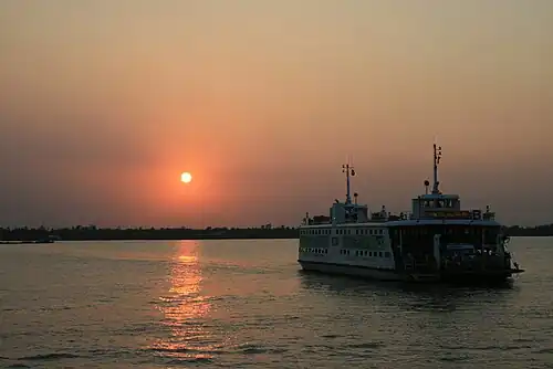 Закат на Меконге в Кампонгтяме, Камбоджа