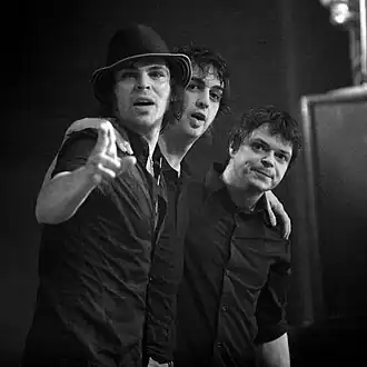 Слева направо: Гэз Кумбс, Дэнни Гоффи, Микки Куинн