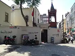 Надписи на стенах «DEVLis.net»