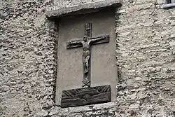 Распятие на заднем фасаде парадных ворот