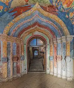 Килевидная закомара внутреннего портала Спасо-Преображенского собора Спасо-Евфимиева монастыря в Суздале