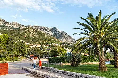 Вид на посёлок Свети-Стефаниз парка