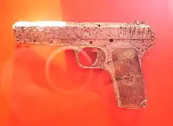 Пистолет ТТ образца 1933 года, принадлежавший Хасану Муртазановичу Муртазину, погибшему на Невском пятачке в 1941 году. Найден поисковым отрядом на территории Невского пятачка в 2013 году.