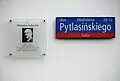 Табличка на ул. Пытлясинского в Варшаве
