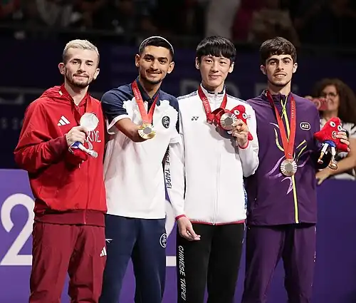 Сабир Зейналов (крайний справа) с бронзовой медалью на церемонии награждения (до 58  кг)