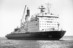 «Таймыр» на&nbsp;Таллинском&nbsp;рейде 1989