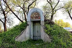 Вход в погреб-ледник, построенный в 1913 году в Тальке за зданием вокзала.