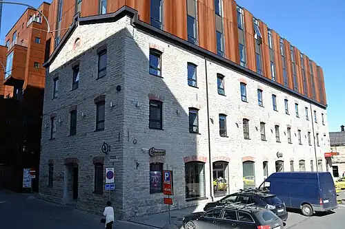 Одно из надстроенных зданий (памятник архитектуры)