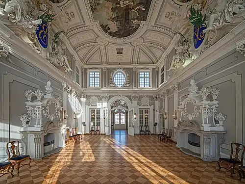 Большой зал дворца. Слева под потолком изображена монограмма Екатерины I, справа — Петра I