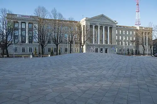 В начале улицы расположено здание Таллинской высшей технической школы (рег. адрес: Пярнуское шоссе 62)