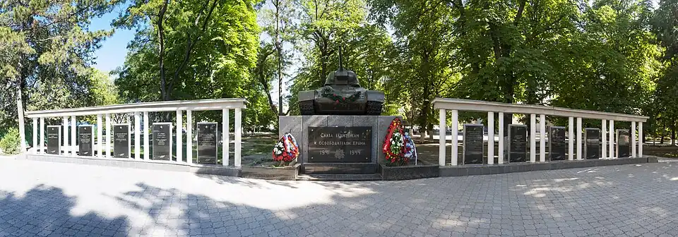 Танк-памятник ОТ-34 в сквере Победы города Симферополя