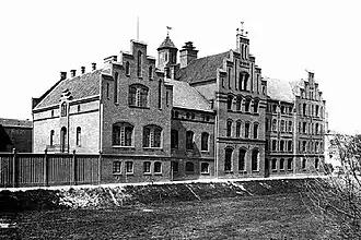 Главная сторона замка