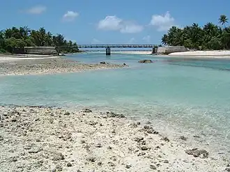 Мост, соединяющий Буоту (слева) и Южную Тараву (справа)
