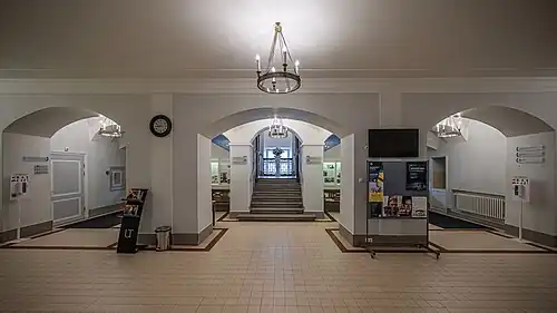 Входной зал с главной лестницей