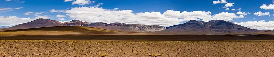 FLTR: Tatio Volcano, Cerros de Tatio, Cerro La Torta, Cerros de Tocorpuri. Camera location: 22°33′12″ ю. ш. 67°51′14″ з. д.HGЯO