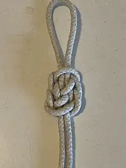 Китайский мусинг[тур.]:142:140, p lafond knot, Two-strand chinese lanyard knot,  Chinese lanyard Knot.Двупрядный талрепный У. красивый 2-прядный китайский мусинг. Обычно вяжется на шёлковых шнурах.