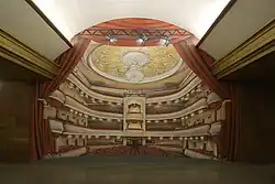 Изображение Киевской оперы в торце центрального зала (с ноября 2014 г.)