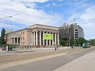 Начало улицы Ропажу. Дворец культуры ВЭФ и&nbsp;административное здание LMT