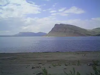 Гора Тепсей при впадении Тубы (справа) в Красноярское водохранилище (слева)