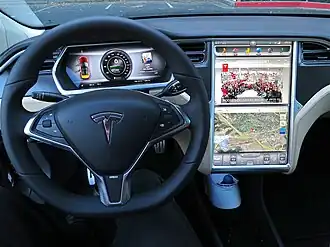 Водительское место на машине Tesla Model S