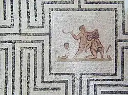 Тесей убивает Минотавра в центре лабиринта, мозаика